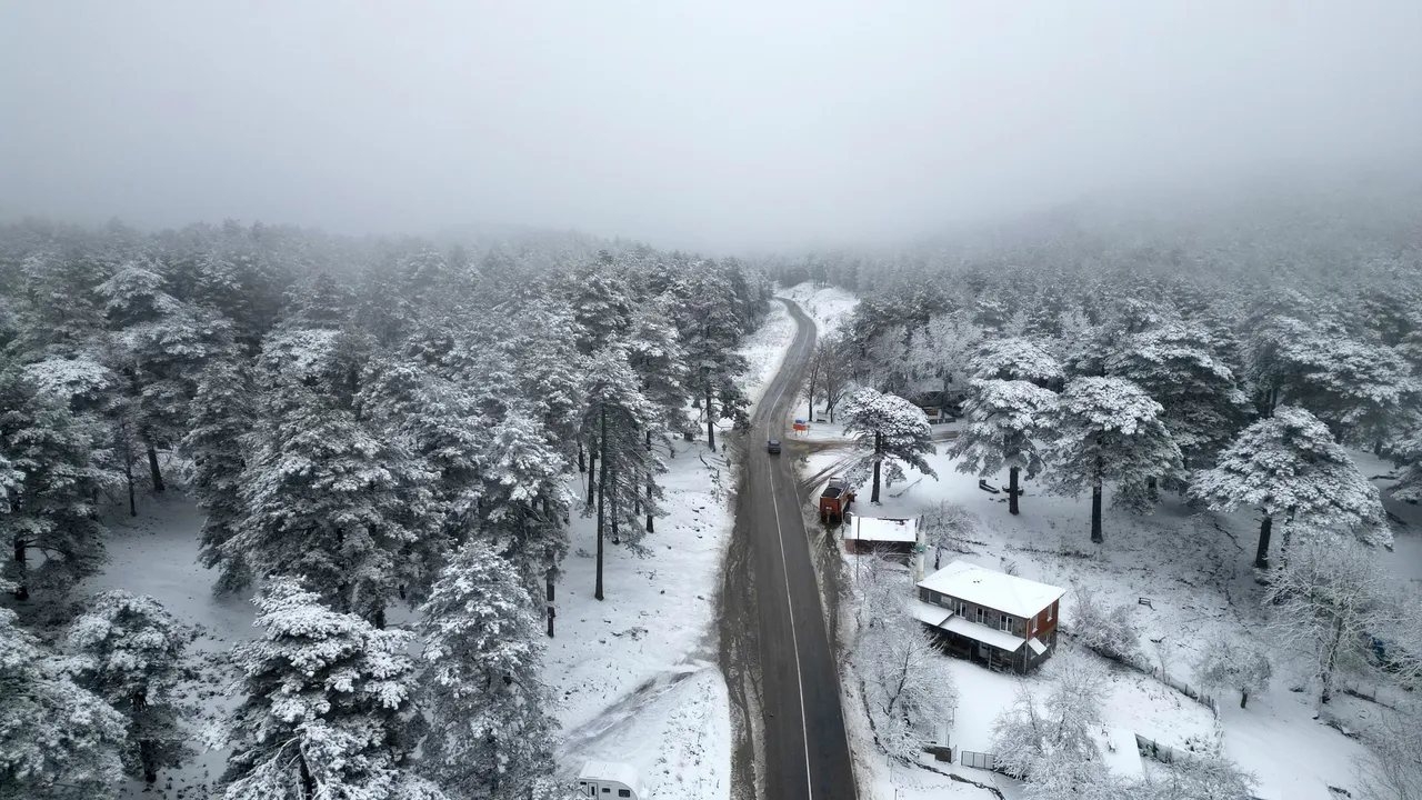 Kazdağları’nda kış güzelliği: Zirveler beyaz örtüyle kaplandı