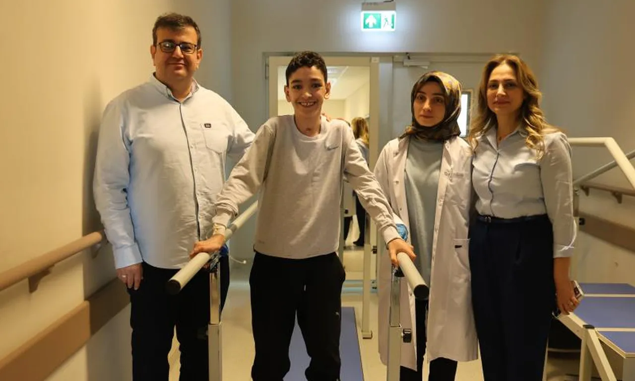 Sedyeyle geldi, yürüyerek çıktı! Aziz’in 2 yıl süren mücadelesi mutlulukla son buldu