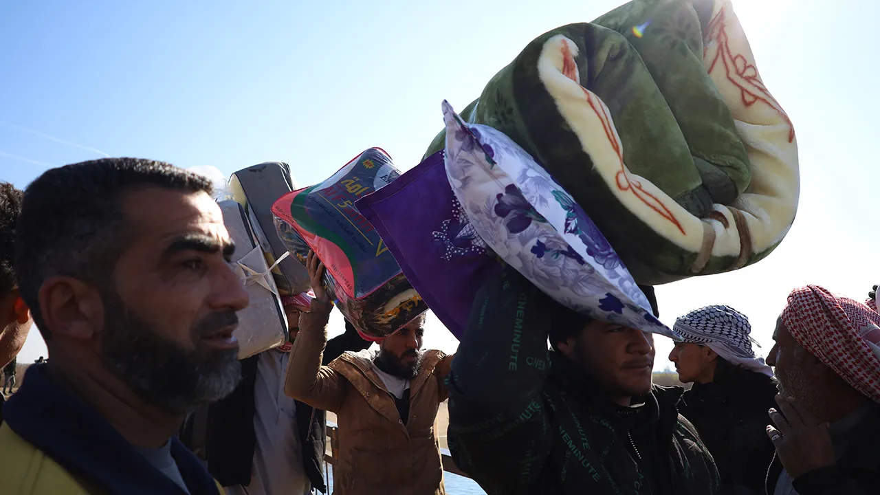 Suriye ordusunun Fırat Nehri'nin batısındaki bölgelerde ikamet eden sivillerin tahliyesi için devreye soktuğu insani koridordan sivillerin geçişi