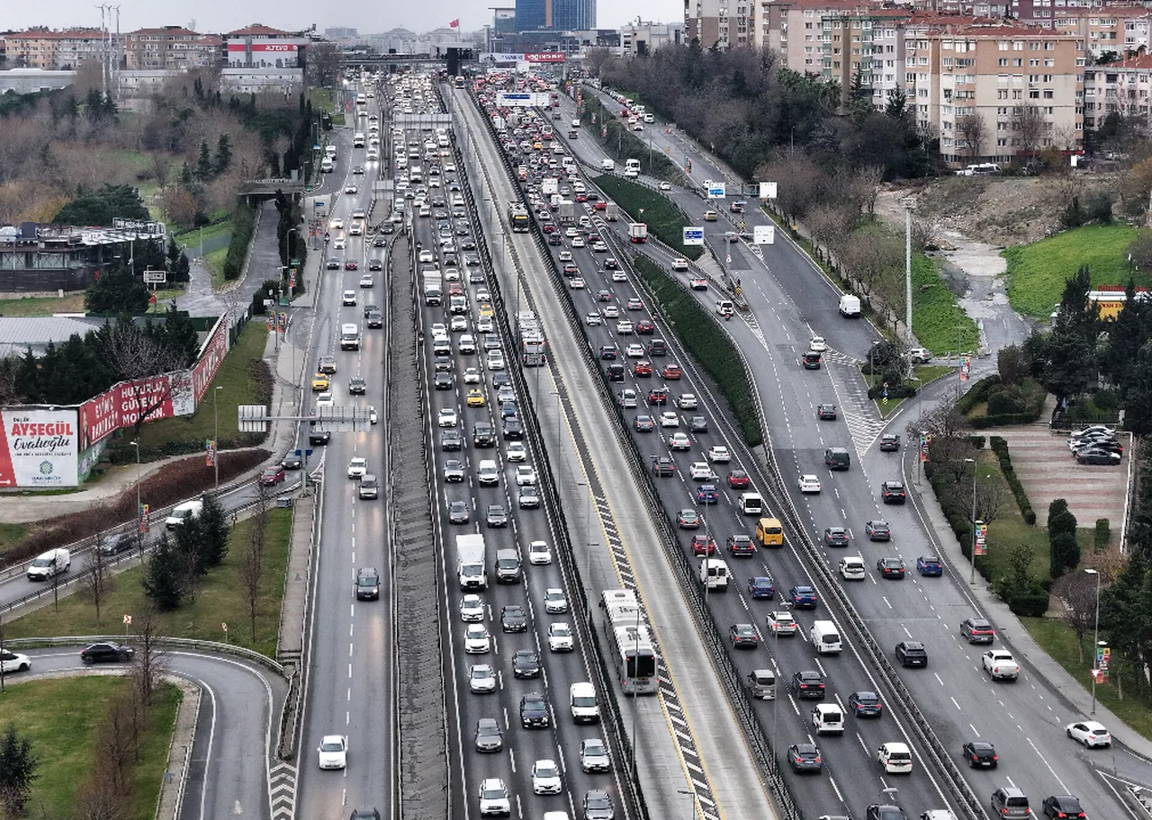 Ara tatil başladı, İstanbul trafiği felç! Yoğunluk yüzde 85'e yükseldi! 