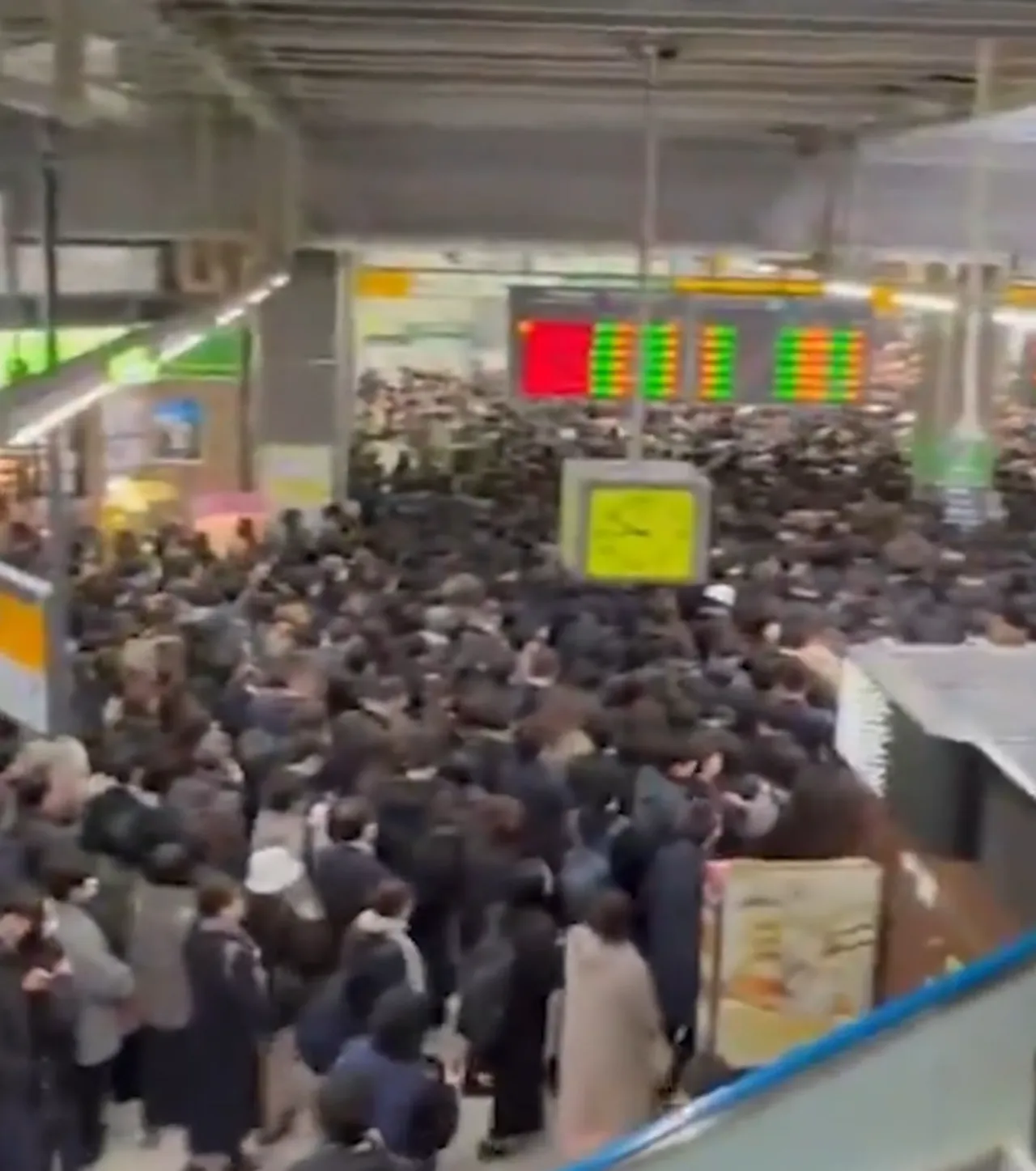 Tokyoda elektrik kesintisi ulaşımı felç etti! Binlerce yolcu mahsur kaldı, izdiham anları kamerada