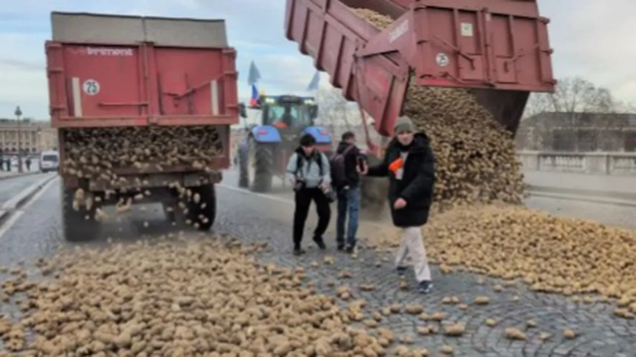 Tonlarca patatesi Meclisin önüne yığmışlardı... Fransız çiftçiler bu kez Macronun evine gübre fışkırttı