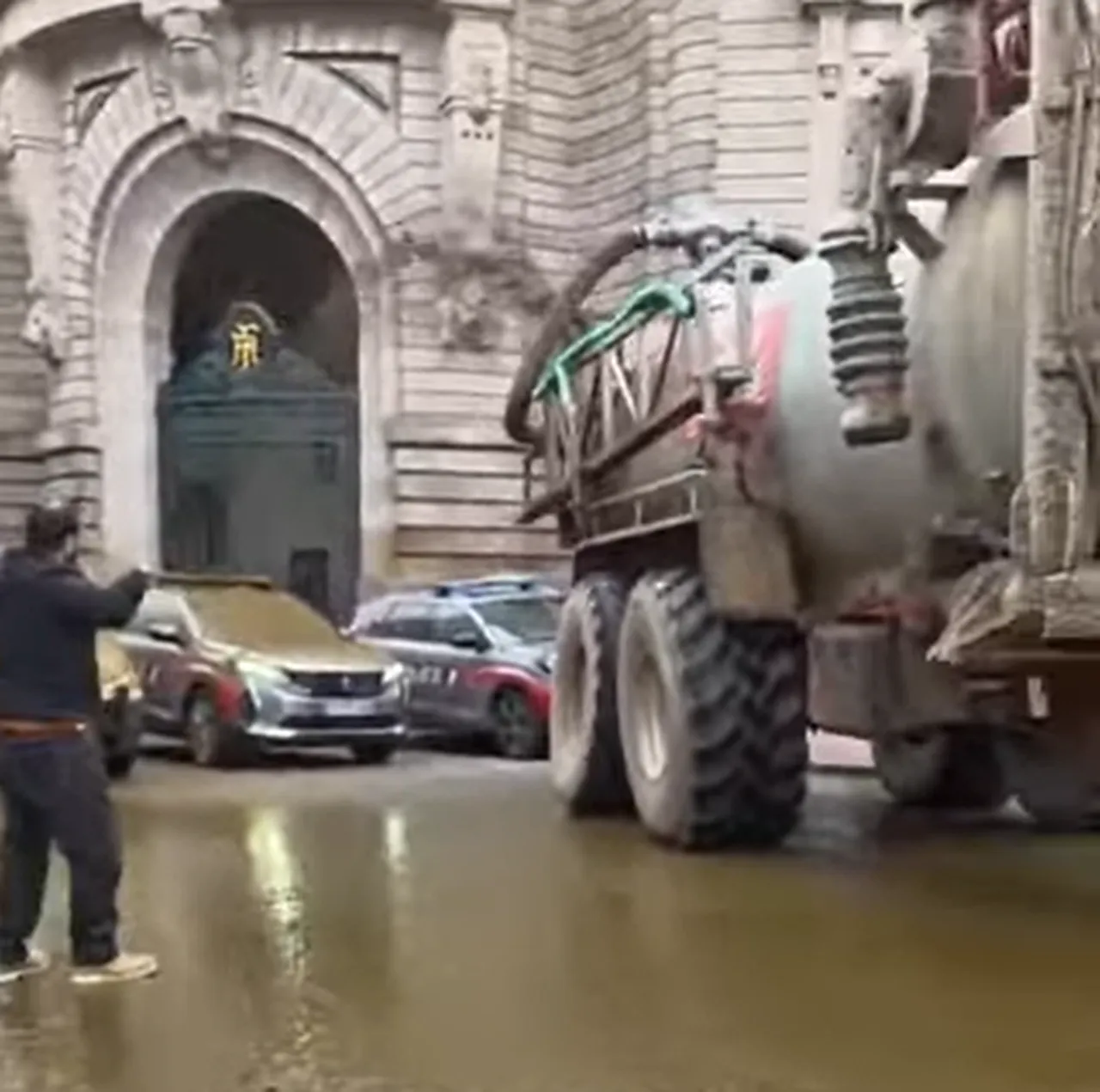 Tonlarca patatesi Meclisin önüne yığmışlardı... Fransız çiftçiler bu kez Macronun evine gübre fışkırttı