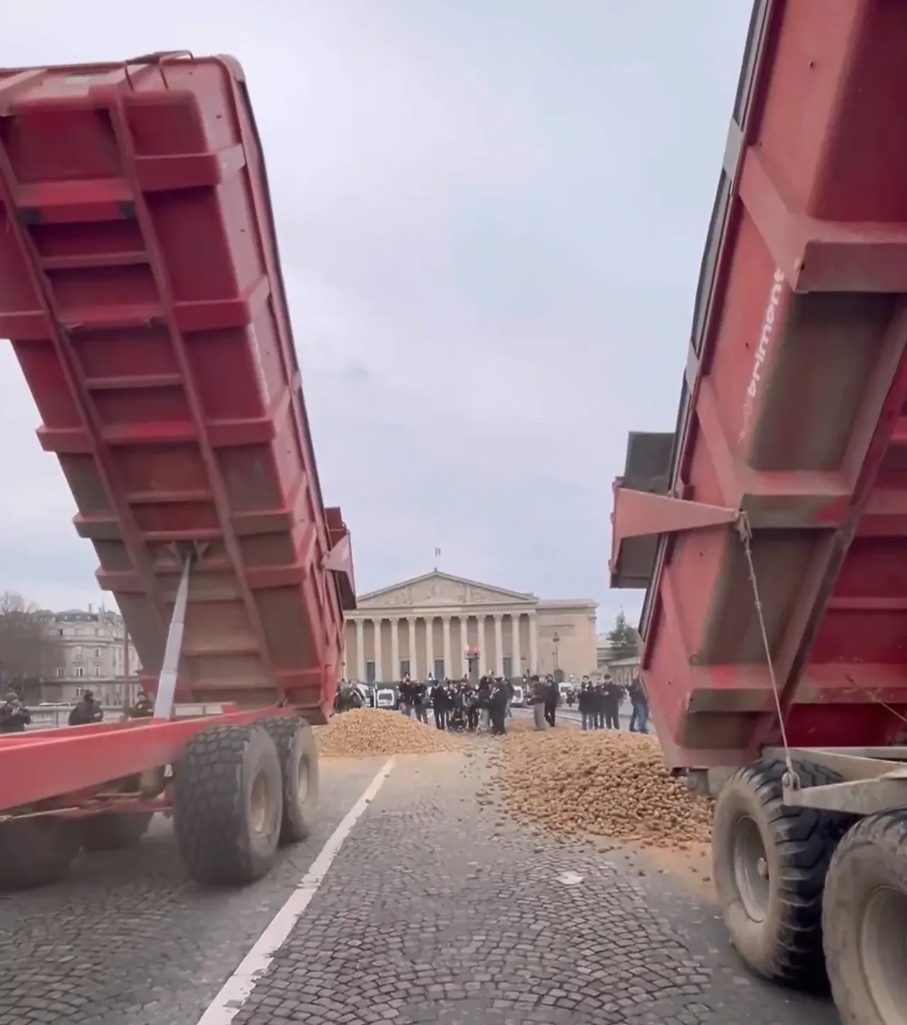 Tonlarca patatesi Meclisin önüne yığmışlardı... Fransız çiftçiler bu kez Macronun evine gübre fışkırttı