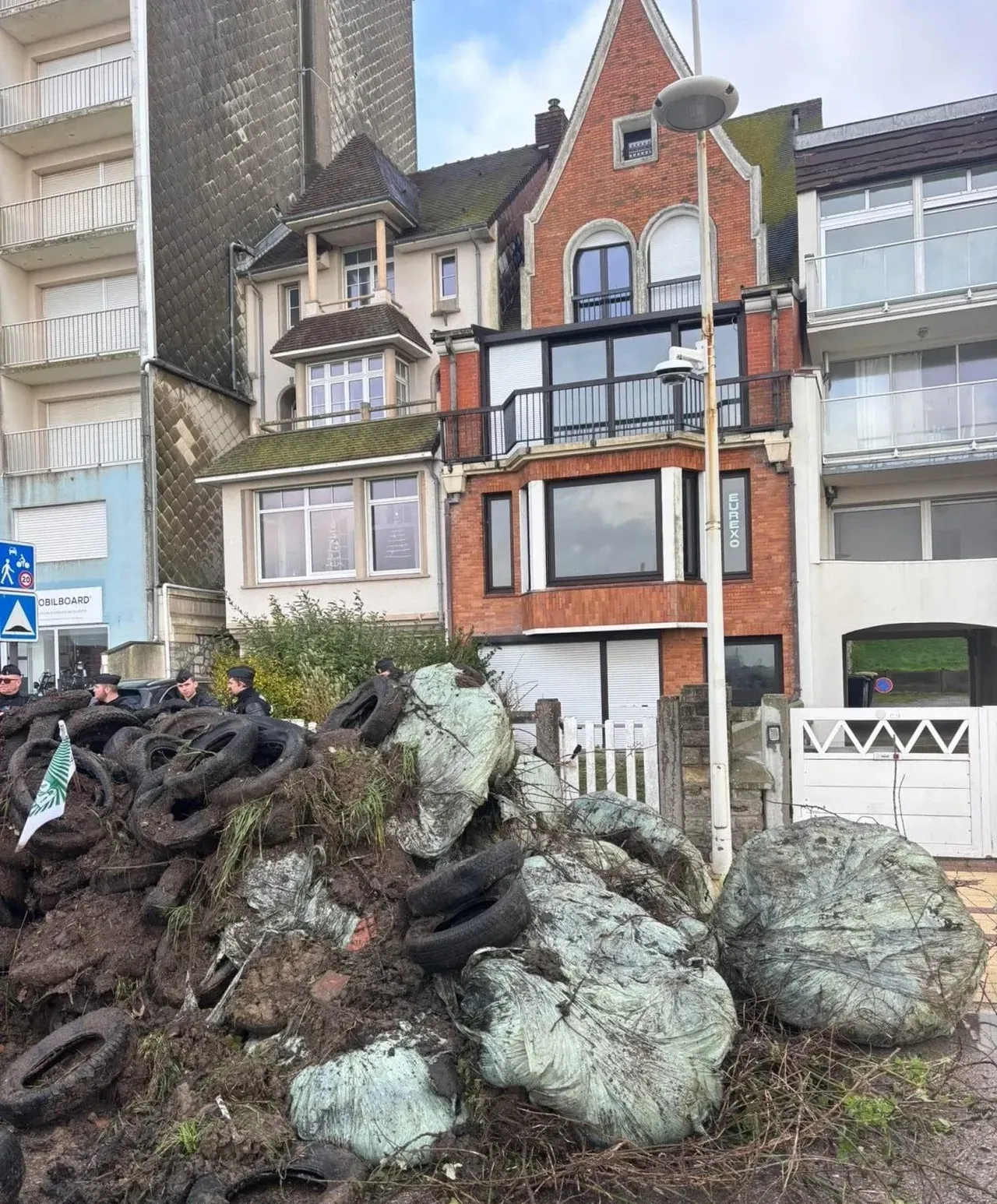 Tonlarca patatesi meclisin önüne yığmışlardı... Fransız çiftçiler bu kez Macronun evinin önüne gübre yığdılar