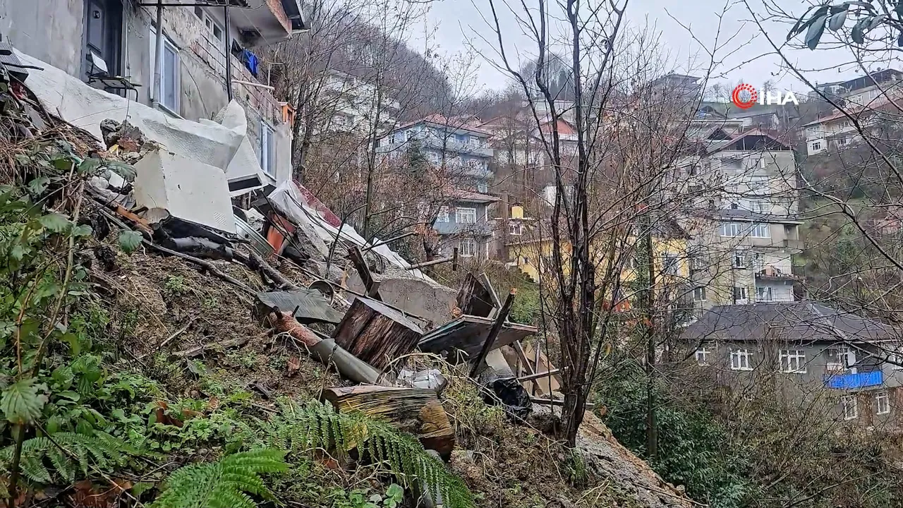 Zonguldak'ta korkutan heyelan! 8 kişilik aile tahliye edildi