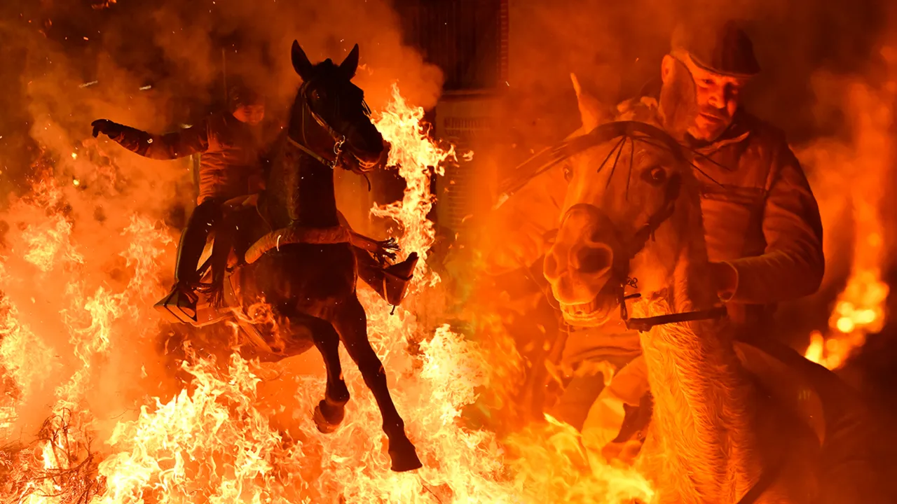 18. yüzyıldan kalma gelenek! Atlar ateşin üzerinden atladı, 550 nüfuslu köye binlerce kişi akın etti
