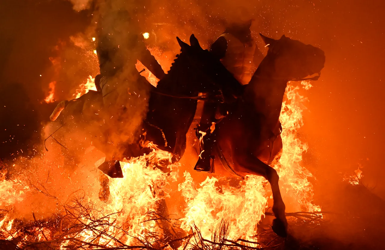 18. yüzyıldan kalma gelenek! Atlar ateşin üzerinden atladı, 550 nüfuslu köye binlerce kişi akın etti
