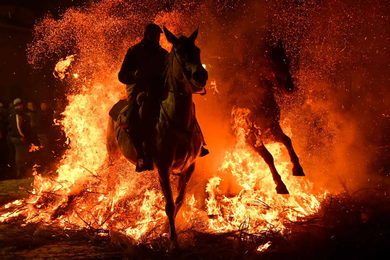 18. yüzyıldan kalma gelenek! Atlar ateşin üzerinden atladı, 550 nüfuslu köye binlerce kişi akın etti