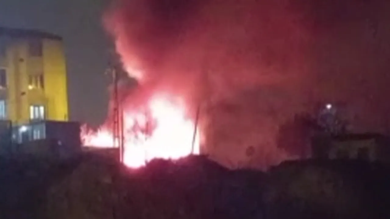 Arnavutköy'de korkutan yangın! Bina kullanılamaz hale geldi