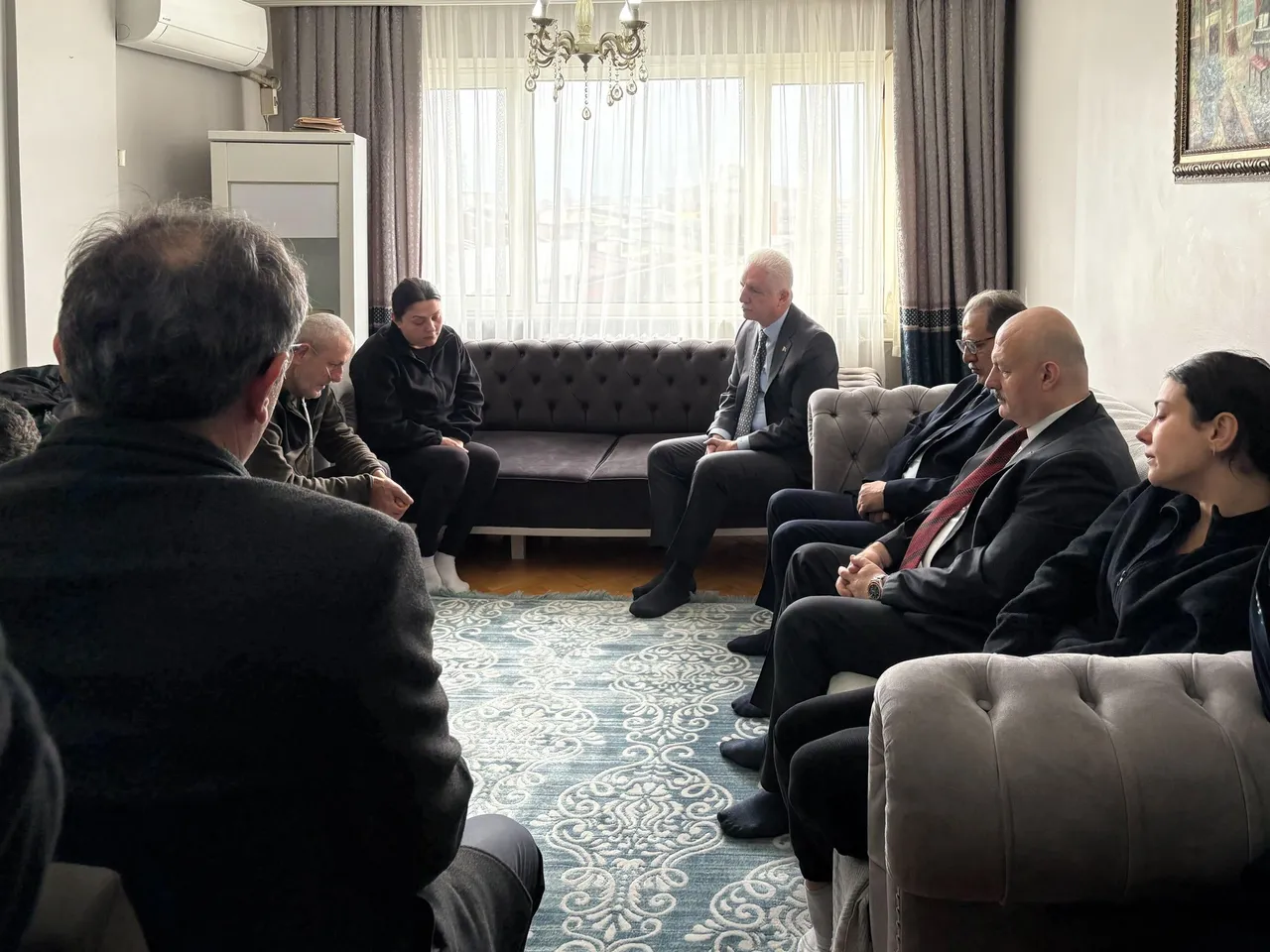 İstanbul Valisi Davut Gül de Güngören’de uğradığı bıçaklı saldırı sonucu hayatını kaybeden Atlas Çağlayan’ın ailesini ziyaret etti