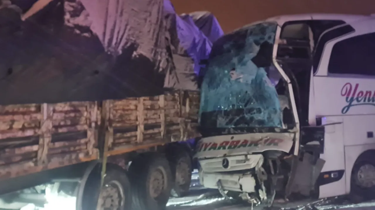 Bingöl'de yolcu otobüsü ile tır çarpıştı! Yaralılar var