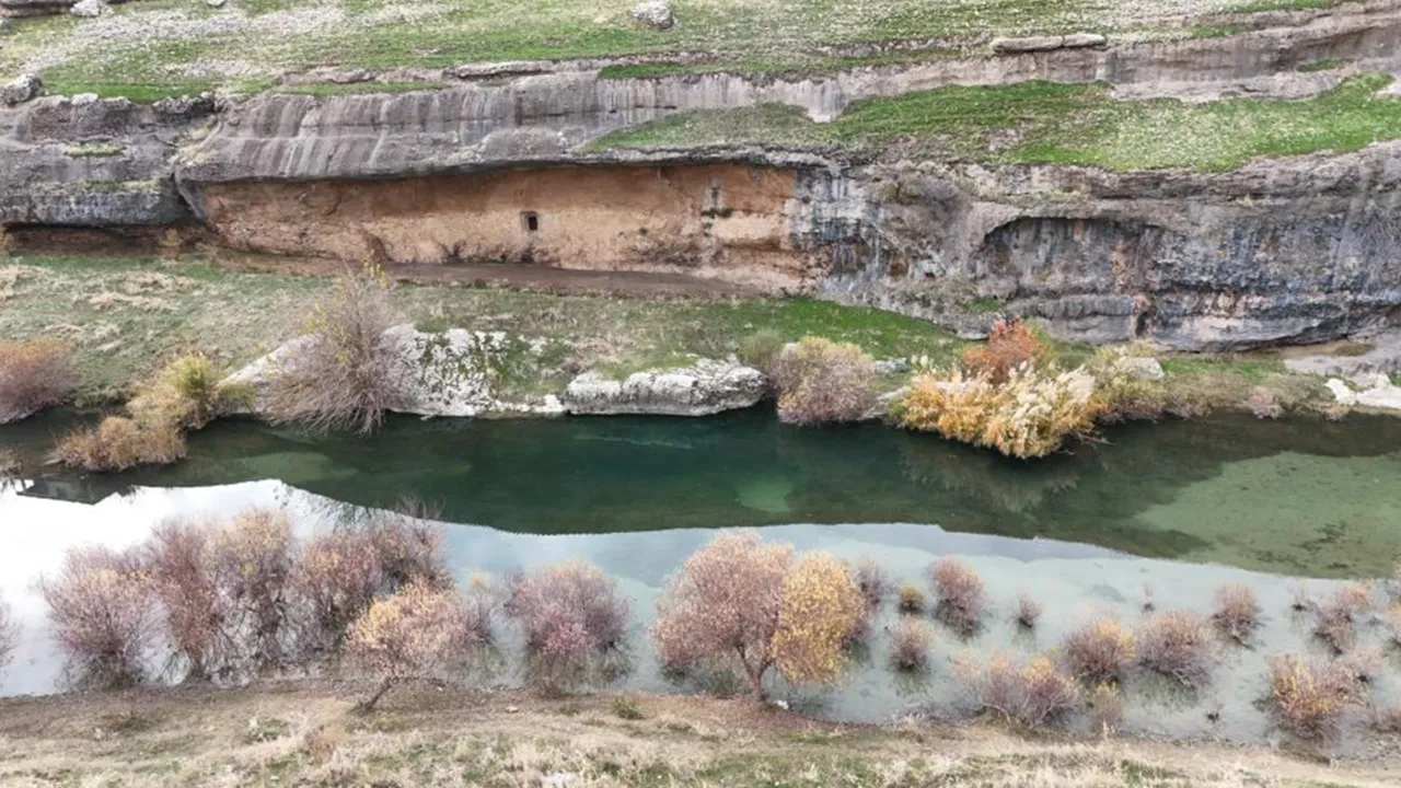 Diyarbakır'da eşsiz manzara! 1 milyon yıl önce oluştu: Topraktan tarih fışkırıyor