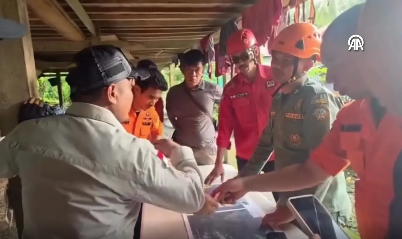 Endonezya'da 10 kişinin bulunduğu uçak kayboldu