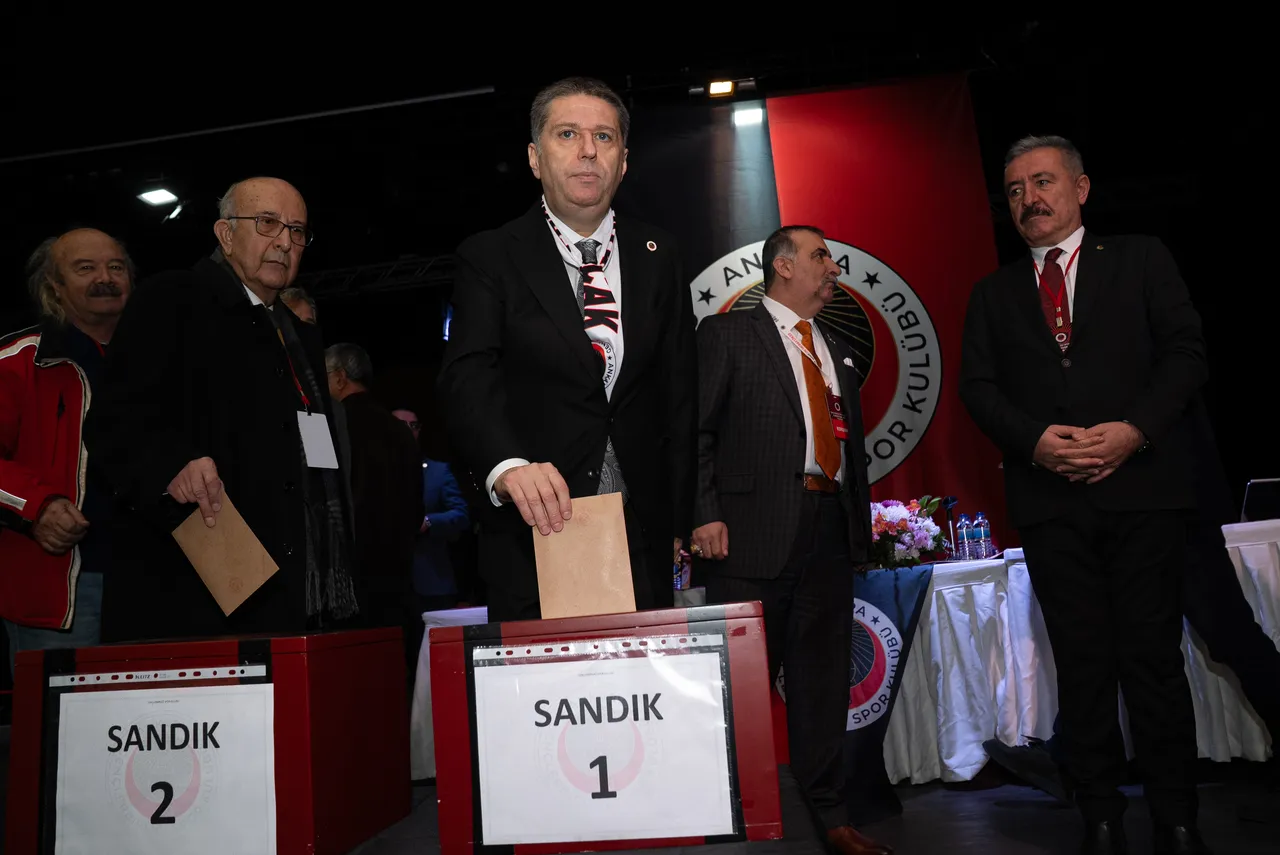 Yüzlerce üyeninse üyeliklerinin askıya alındığı gerekçesiyle salona alınmadıklarını ve oy haklarının gasp edildiğini ifade edildi