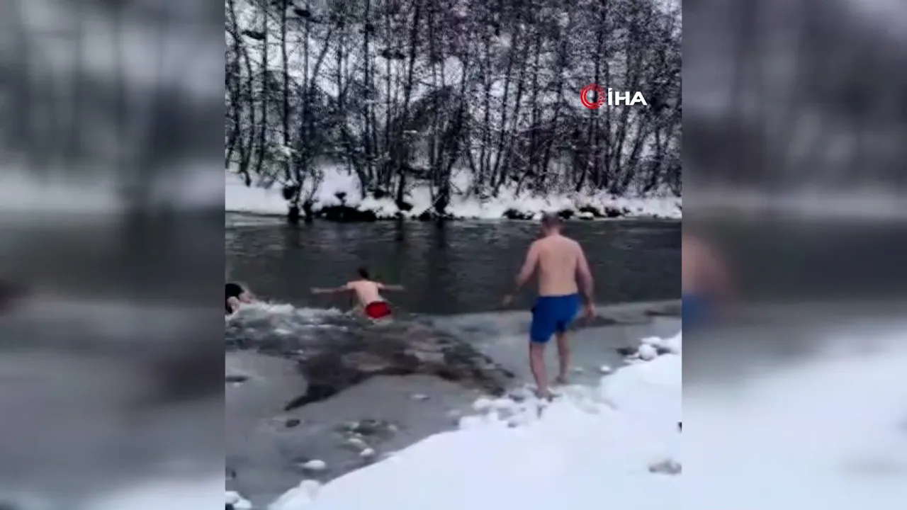 Karları aşıp buz gibi suya daldılar: 