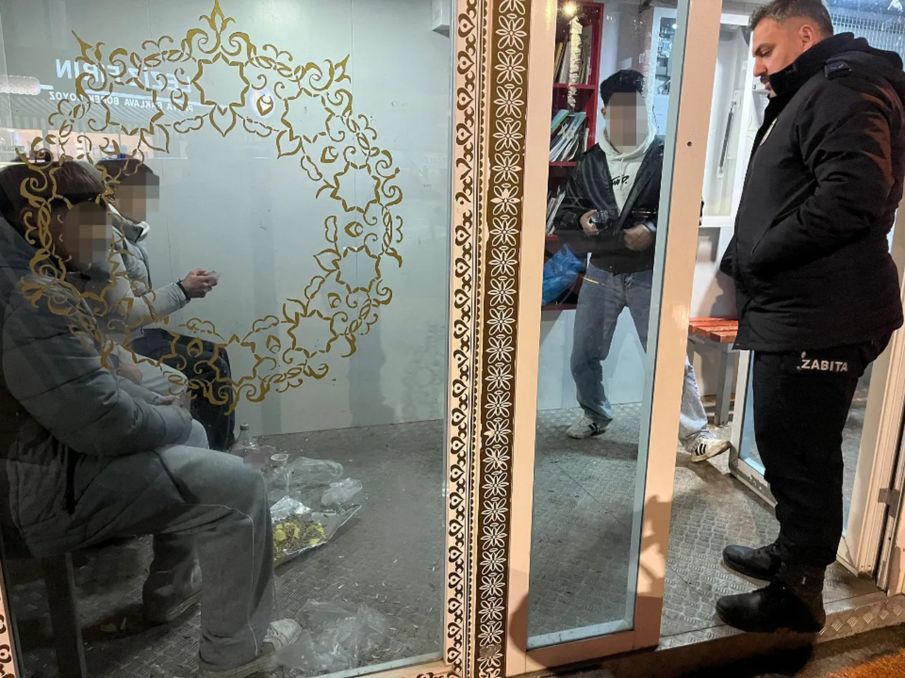 Örnek geri dönüş! Çevreyi kirleten gençler zabıtadan gelen uyarıyı duyunca kolları sıvadı