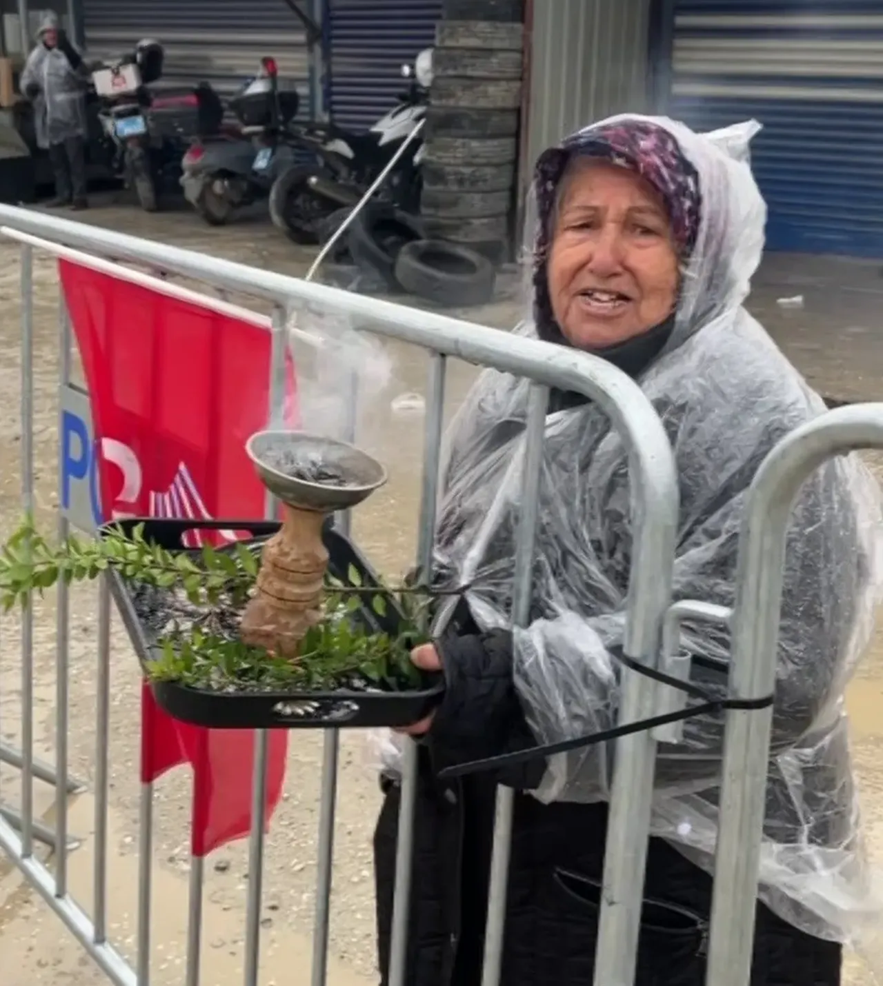 Özgür Özelin mitinginde slogan atma uğruna tutuşuyordu: Abla yanıyorsun!