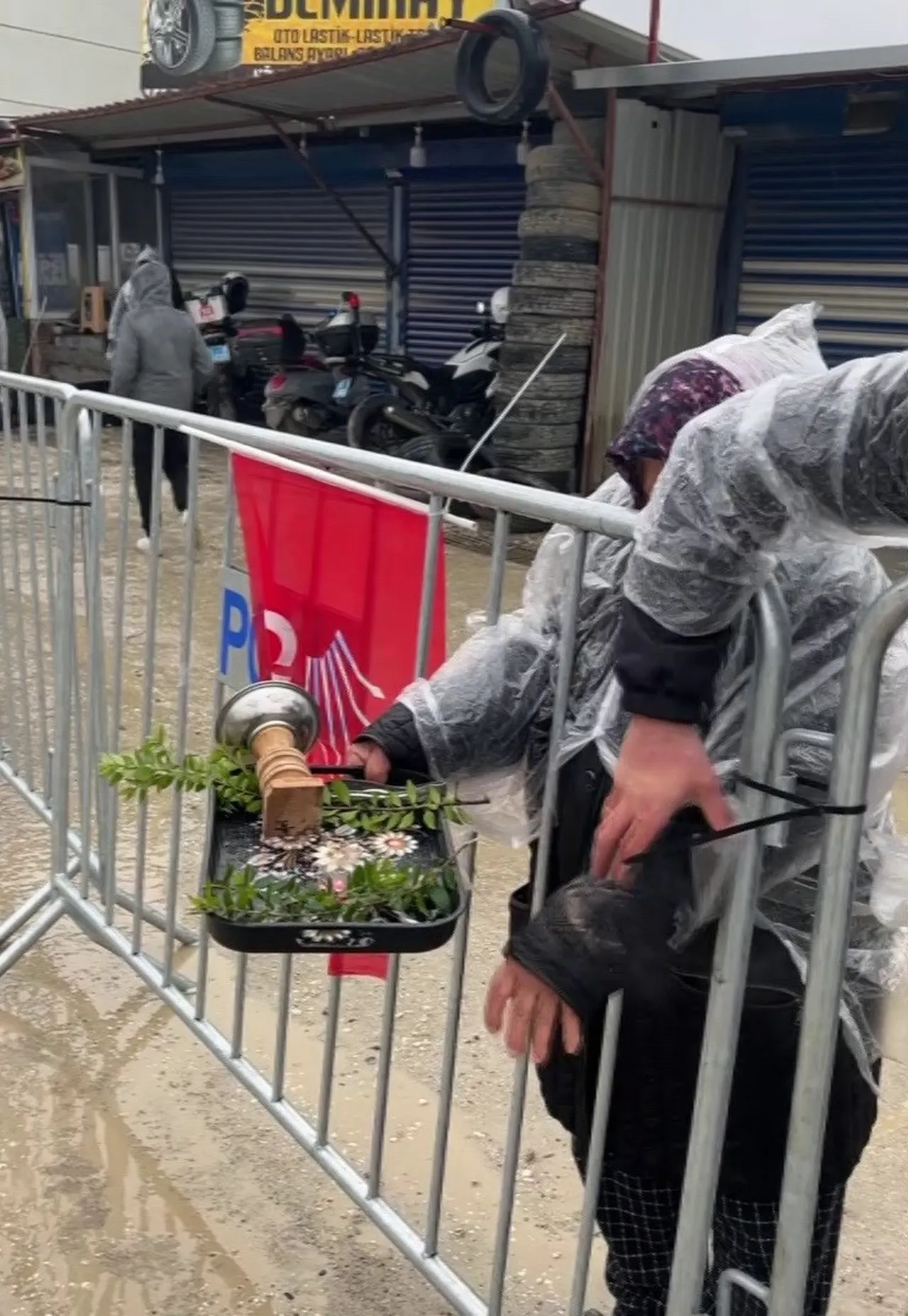 Özgür Özelin mitinginde slogan atma uğruna tutuşuyordu: Abla yanıyorsun!