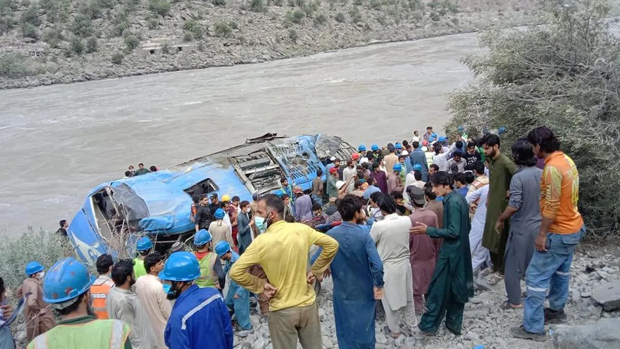 Pakistan'da peş peşe kazalar! 24 kişi öldü 