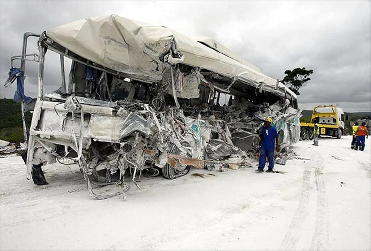 Pakistan'da peş peşe kazalar! 24 kişi öldü