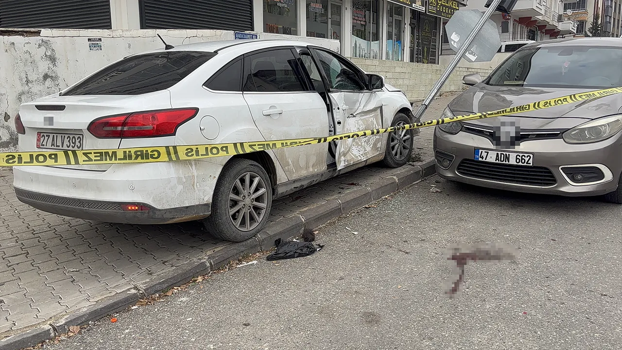 Annesiyle yürürken dehşeti yaşadı! Araba çarpan küçük çocuğun durumu kritik 