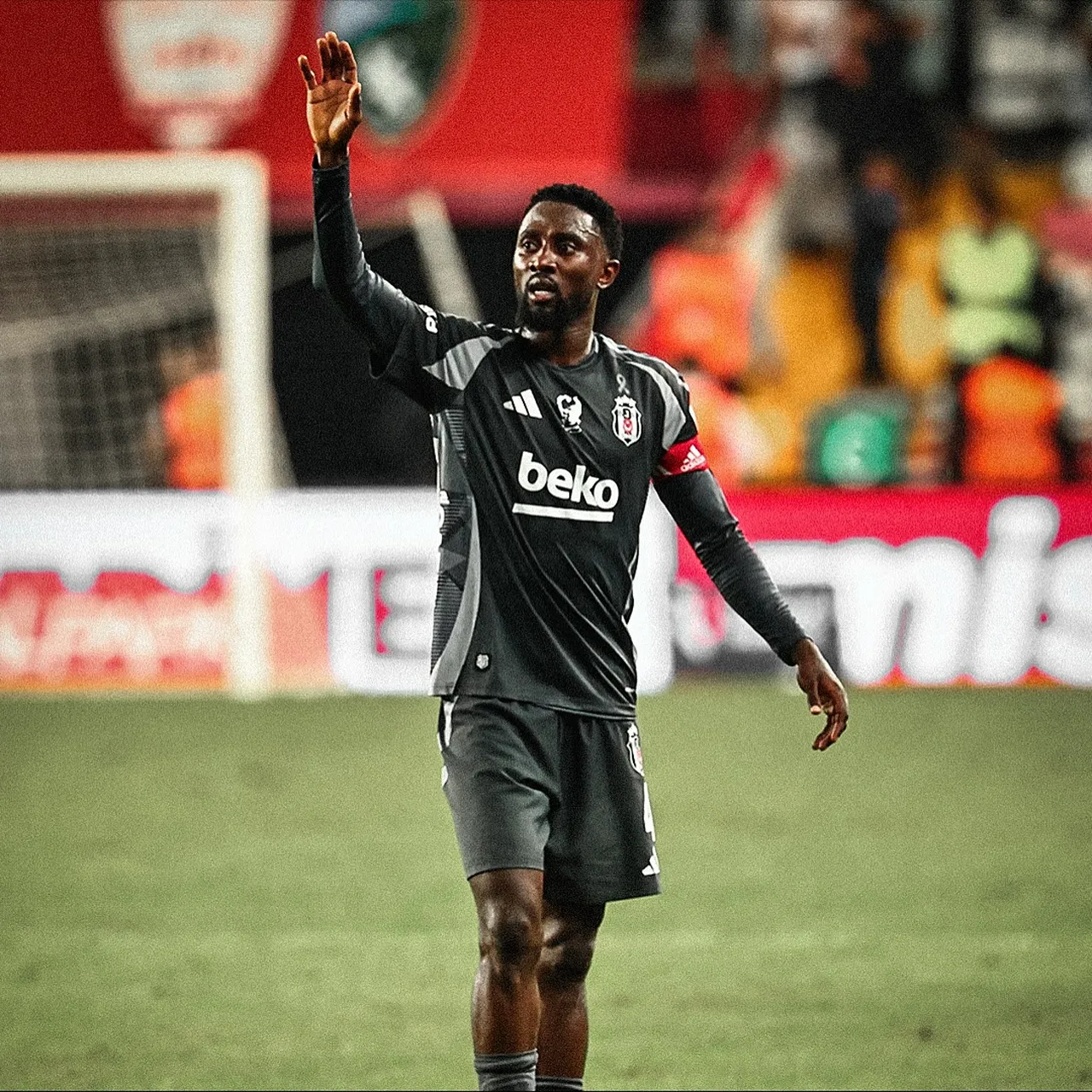 Wilfred Ndidi'nin uyluk arka adalesinde gerilme ve kanama tespit edildiği duyuruldu