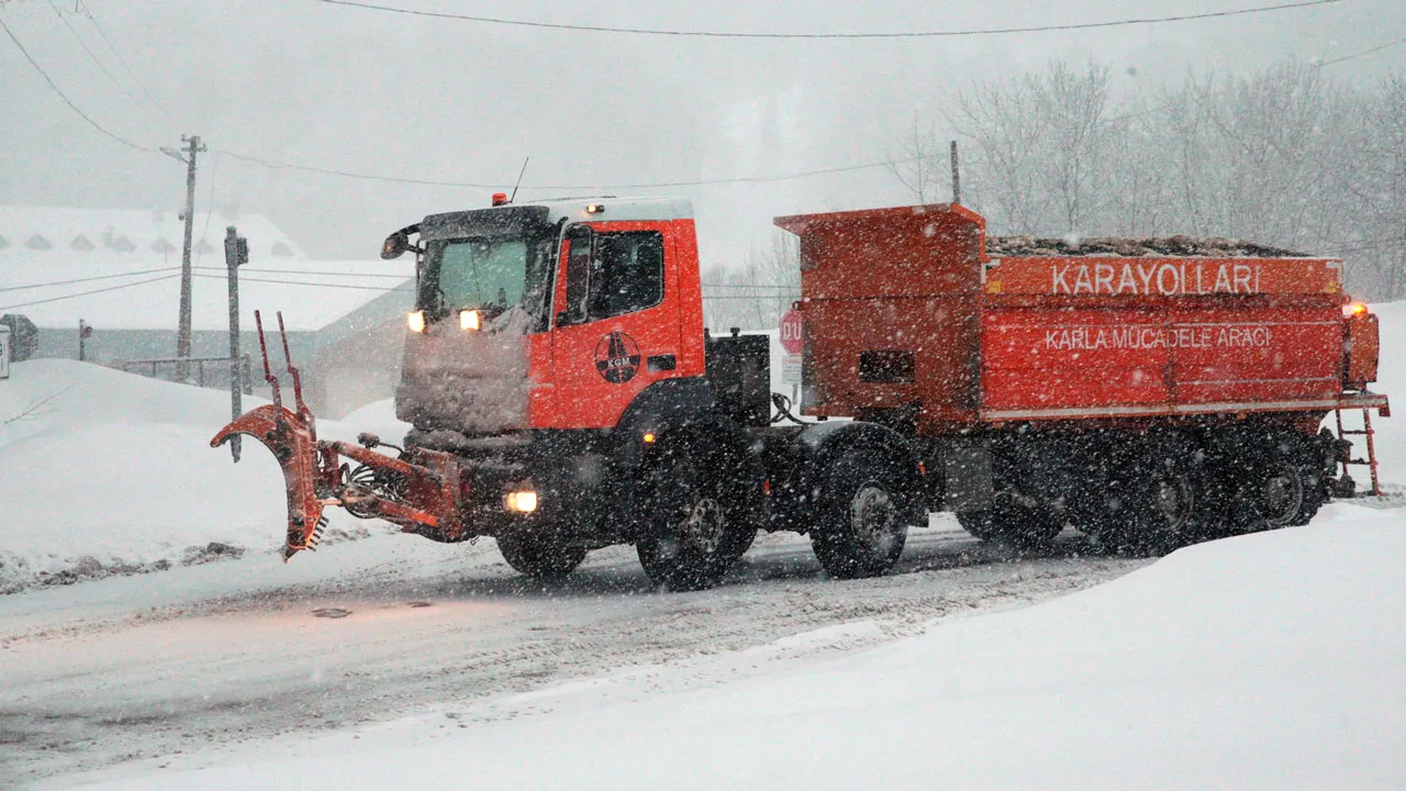 Bolu Dağı'nda yoğun kar! Ekipler zamana karşı yarışıyor