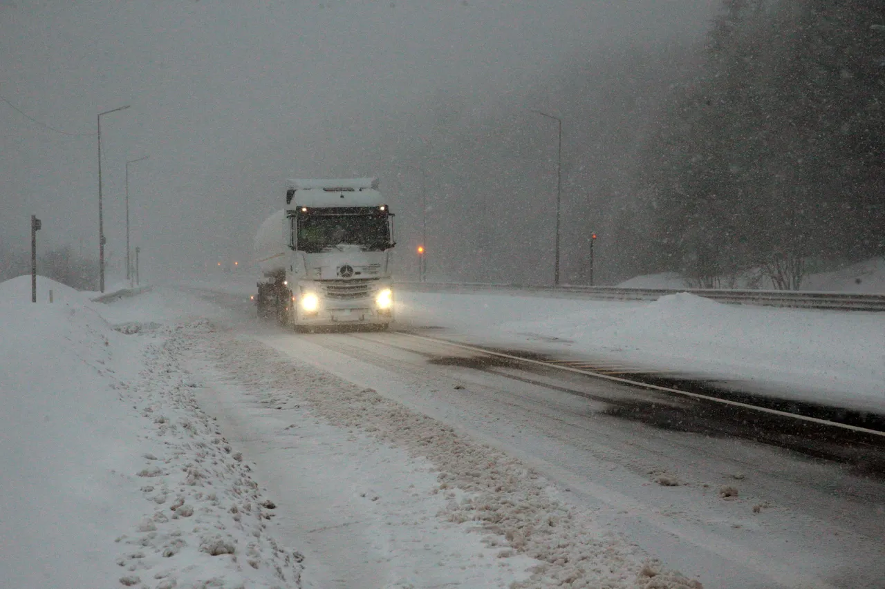 Bolu Dağı'nda yoğun kar! Ekipler zamana karşı yarışıyor