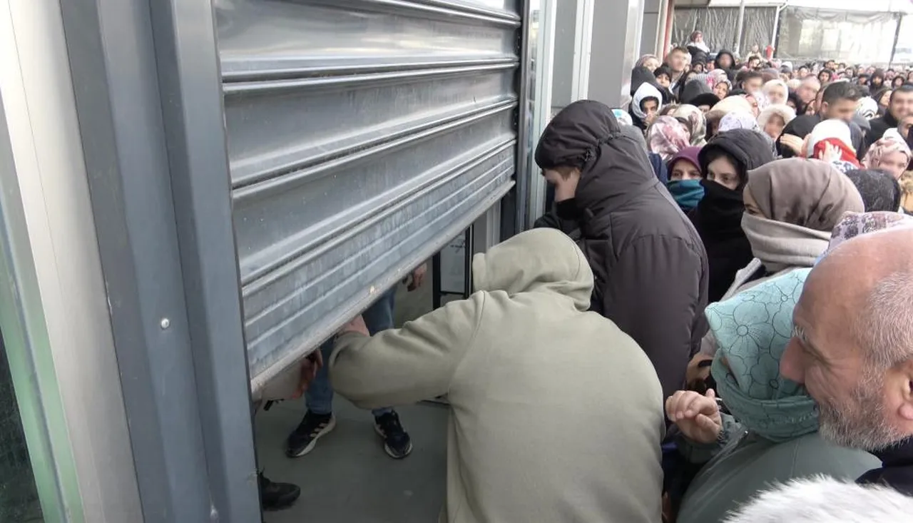 Duyan gitti, izdiham çıktı! Kadın erkek, genç yaşlı herkes akın etti...