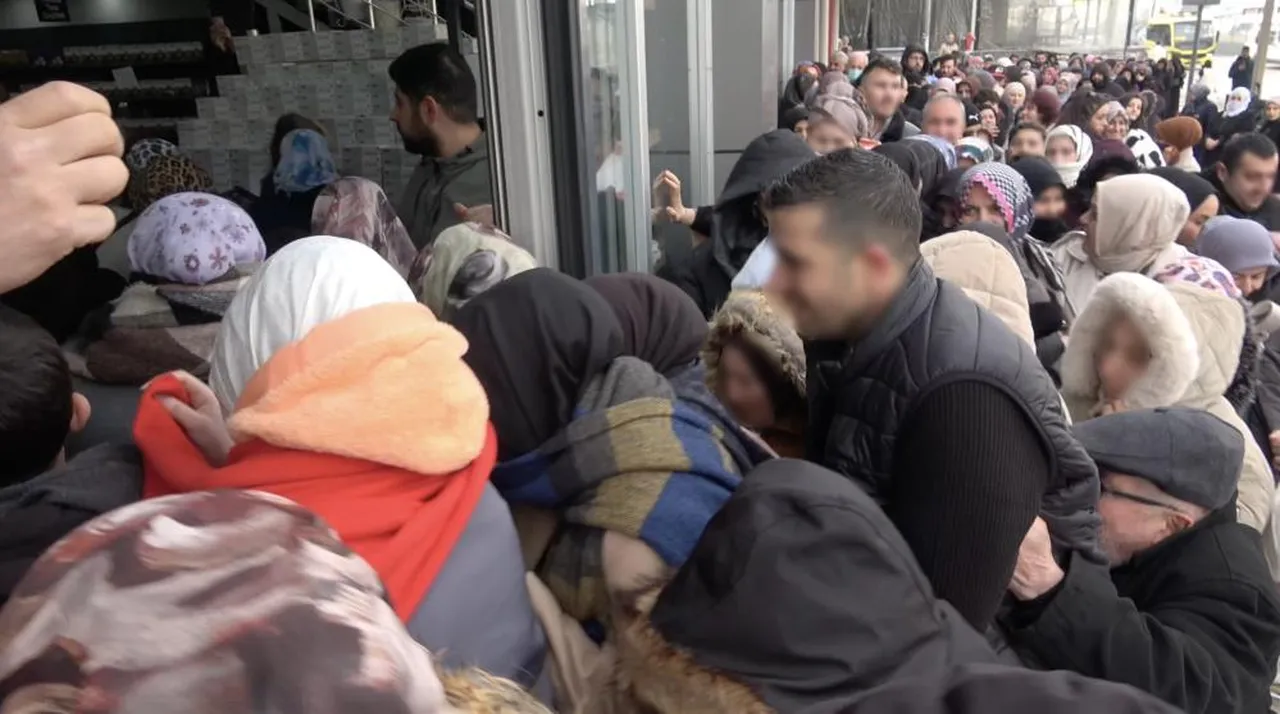 Duyan gitti, izdiham çıktı! Kadın erkek, genç yaşlı herkes akın etti...