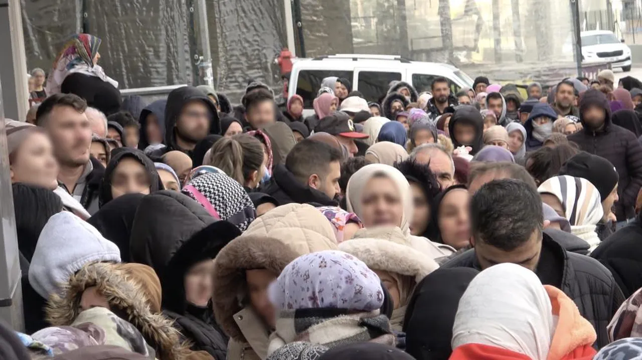Duyan gitti, izdiham çıktı! Kadın erkek, genç yaşlı herkes akın etti...