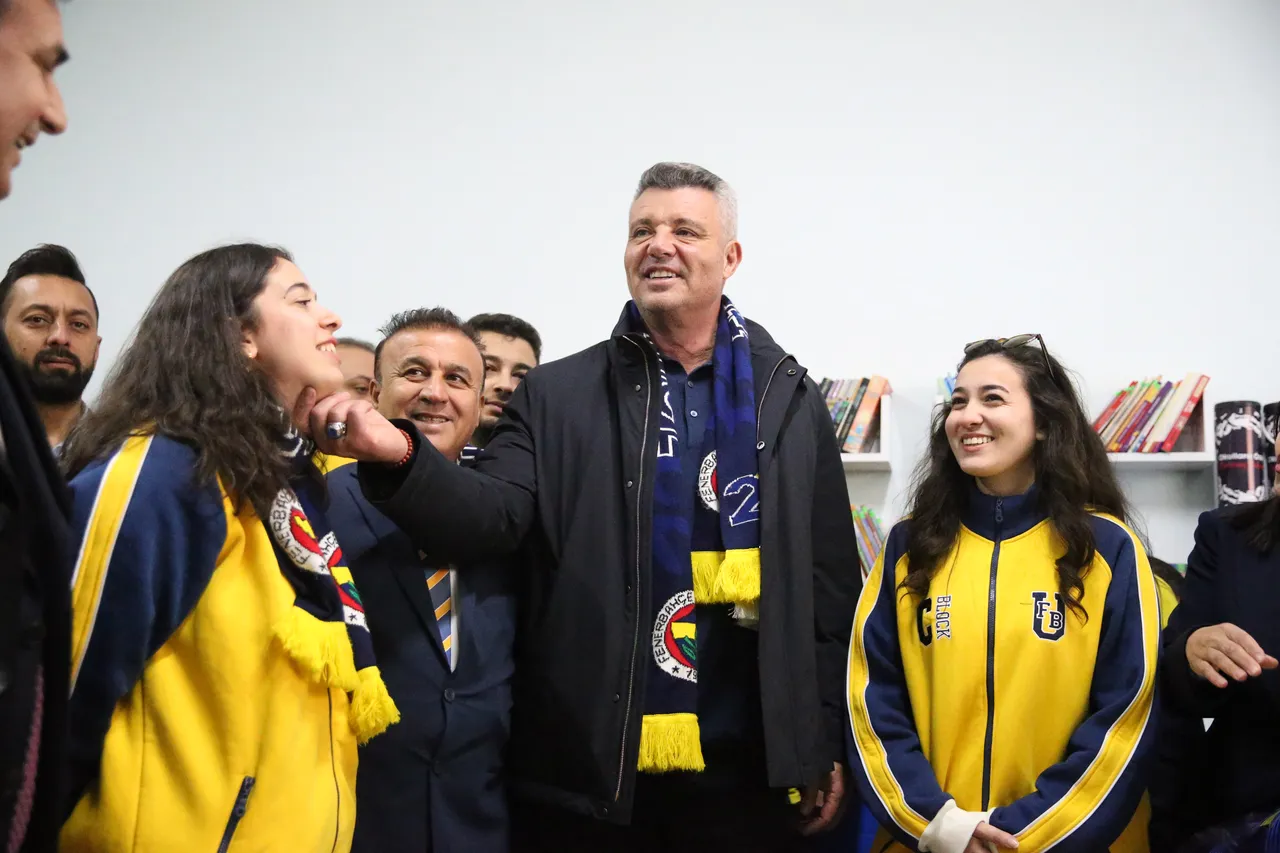 Saran'a Fenerbahçe logolu ipek kozasından yapılan tablo hediye edildi