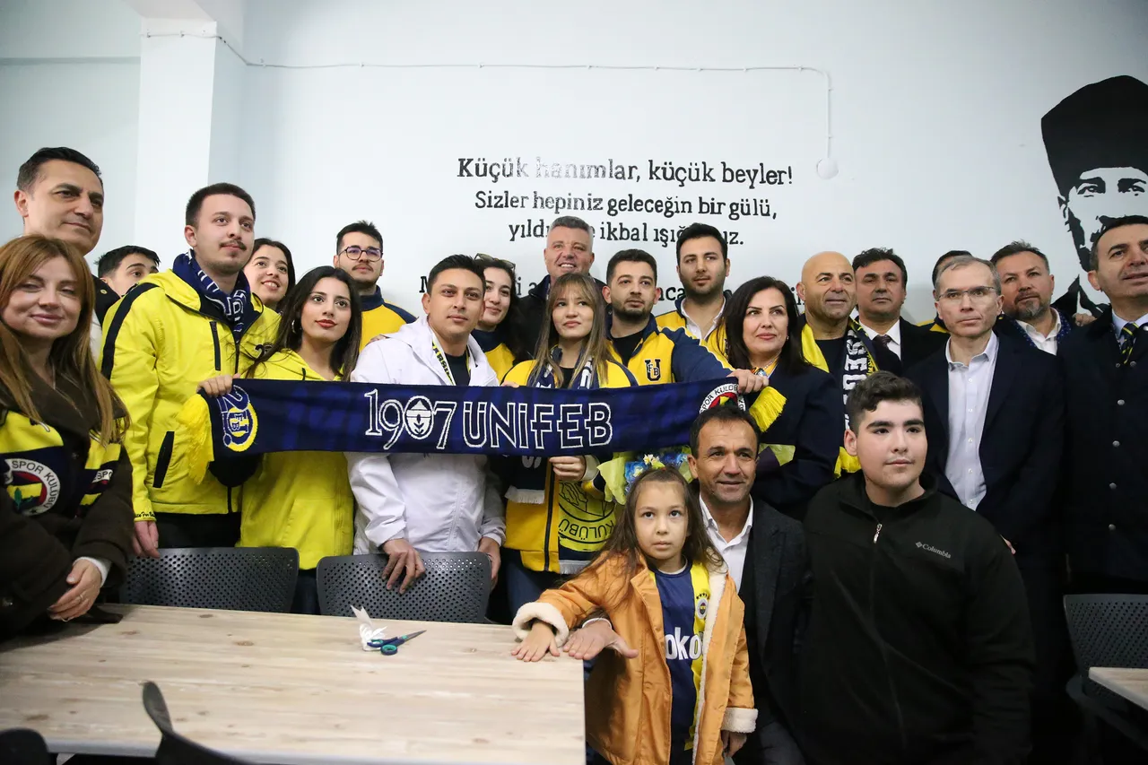 Saran, beraberindekilerle okulu gezerek, kütüphanenin açılışını yaptı