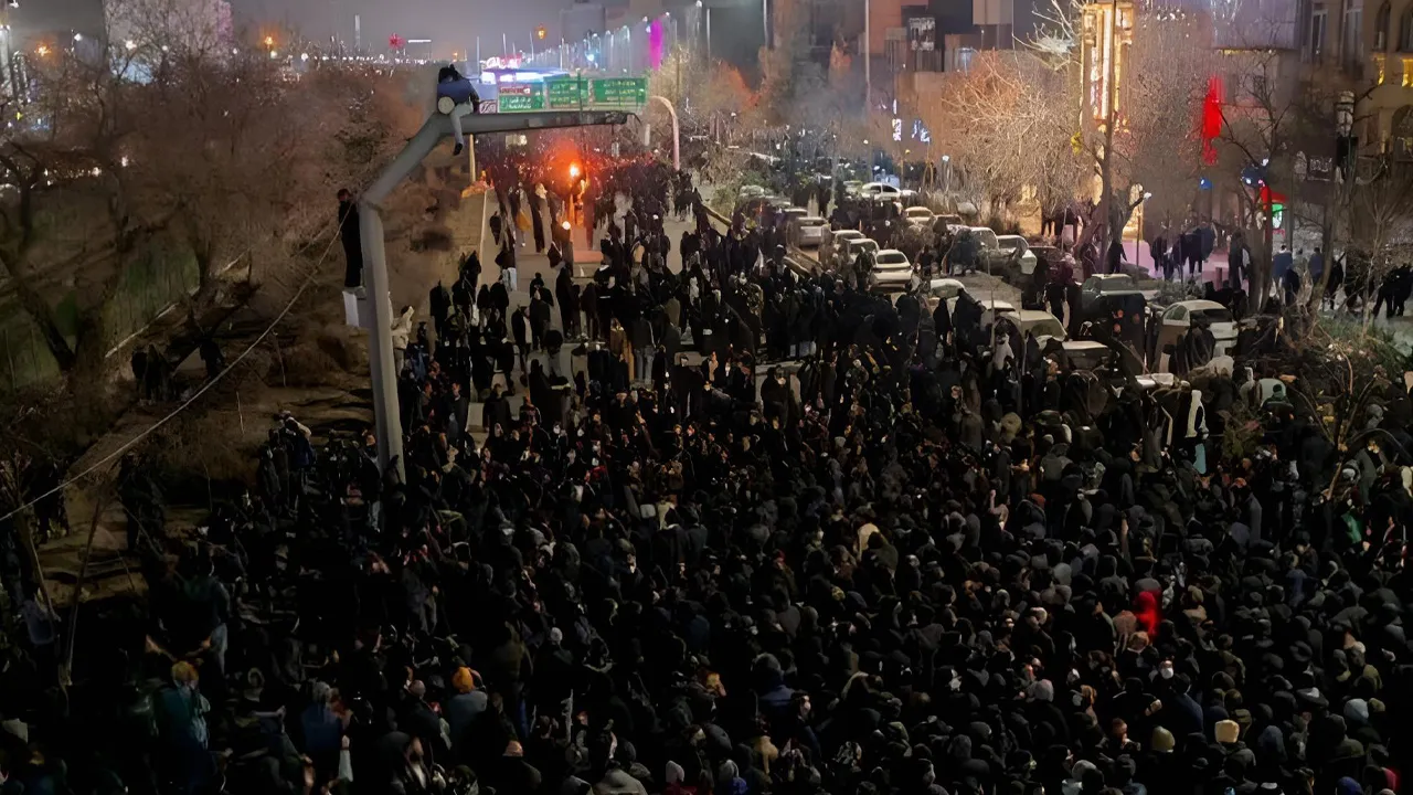 İran'da bilanço ağırlaştı, ölü sayısı 3 bin 300'ü aştı