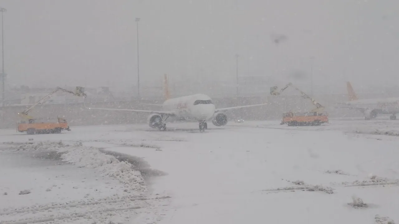 İstanbul'da kar alarmı: Sabiha Gökçen Havalimanı'nda yüzlerce çok sayıda uçuş iptal