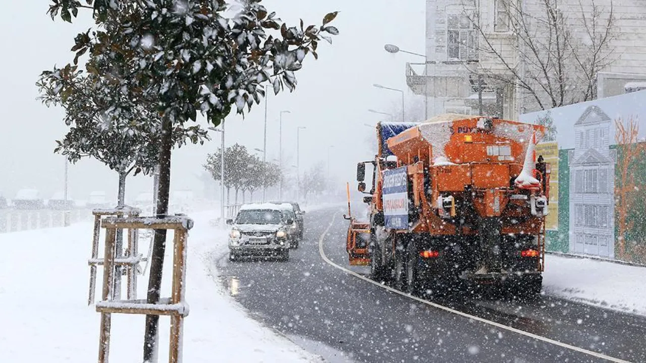 İstanbul'da karla mücadele! Ekiple kesintisiz çalışıyor 