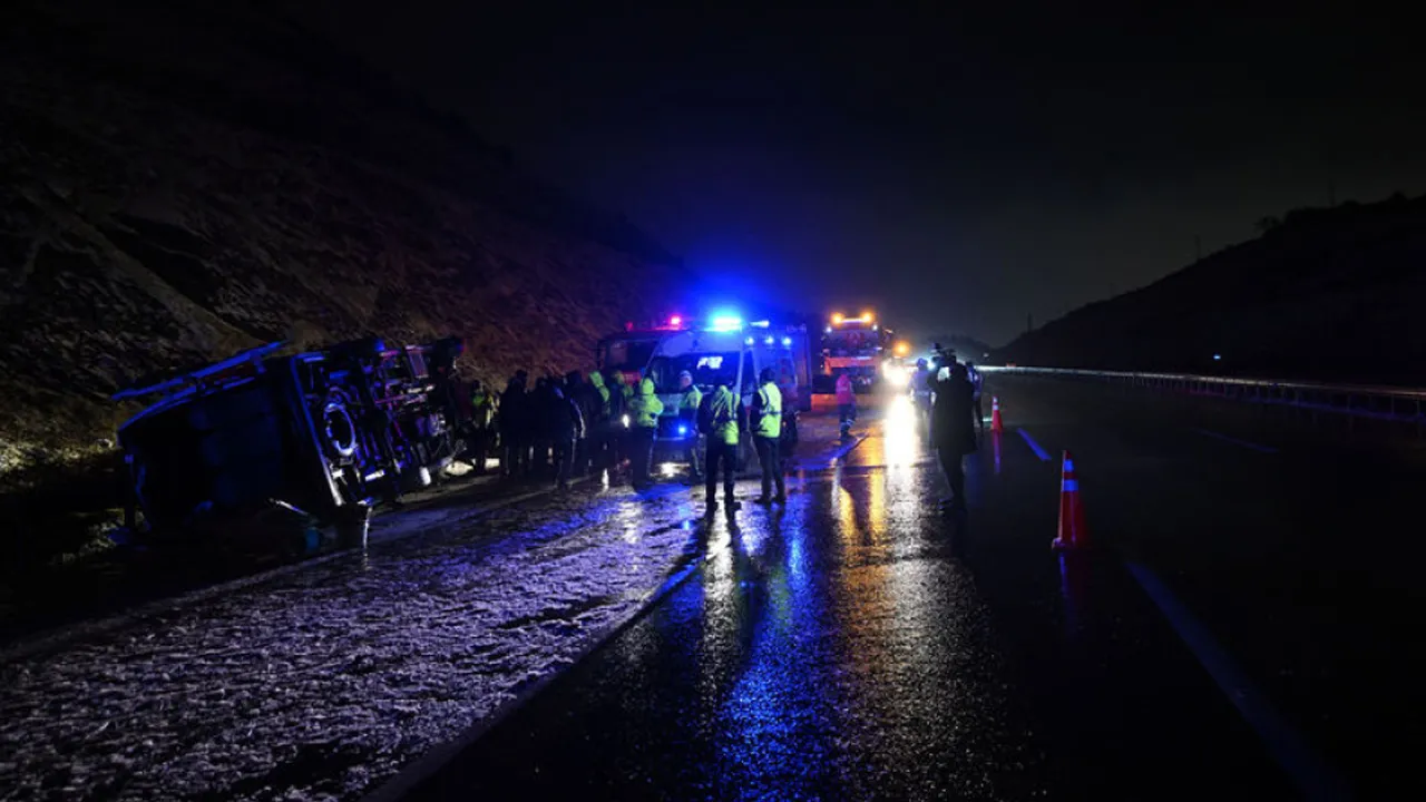 İstanbul'da kaza! Havalimanı çalışanlarını taşıyan minibüs devrildi: 11 yaralı