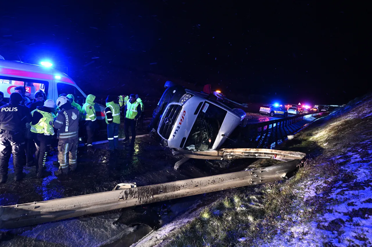 İstanbul'da kaza! Havalimanı çalışanlarını taşıyan minibüs devrildi: 11 yaralı