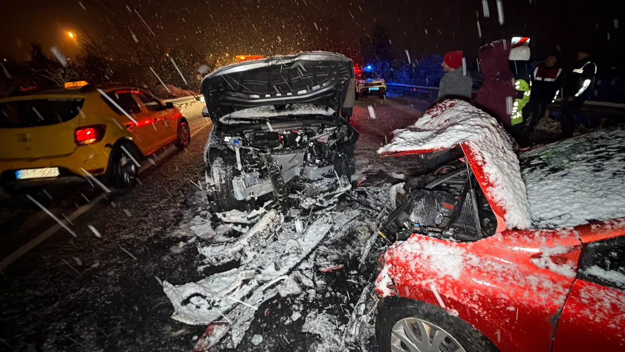 Kafa kafaya çarpışan araçlar hurdaya döndü! Yaralılar var