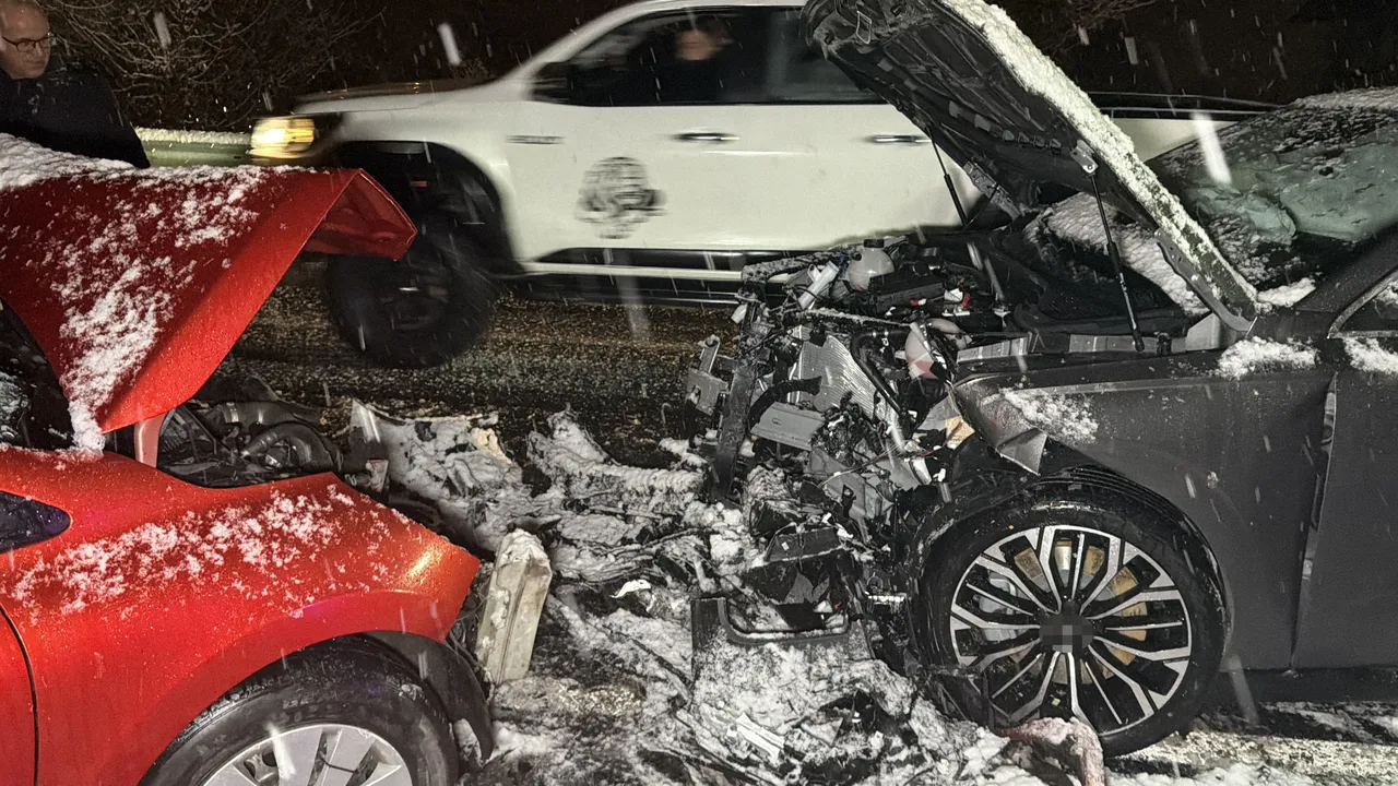 Kafa kafaya çarpışan araçlar hurdaya döndü! Yaralılar var