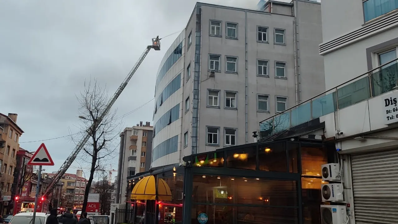 Kapatılan özel hastanenin çatısı alev aldı! Can kaybı yok