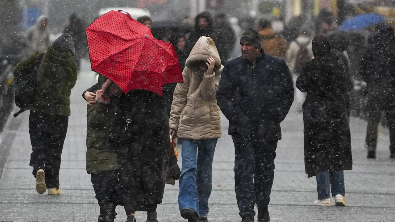 Kar İstanbul'u hemen bırakmayacak! İki uzman da aynı uyarıyı verdi: İşte yağışın etkili olacağı yerler