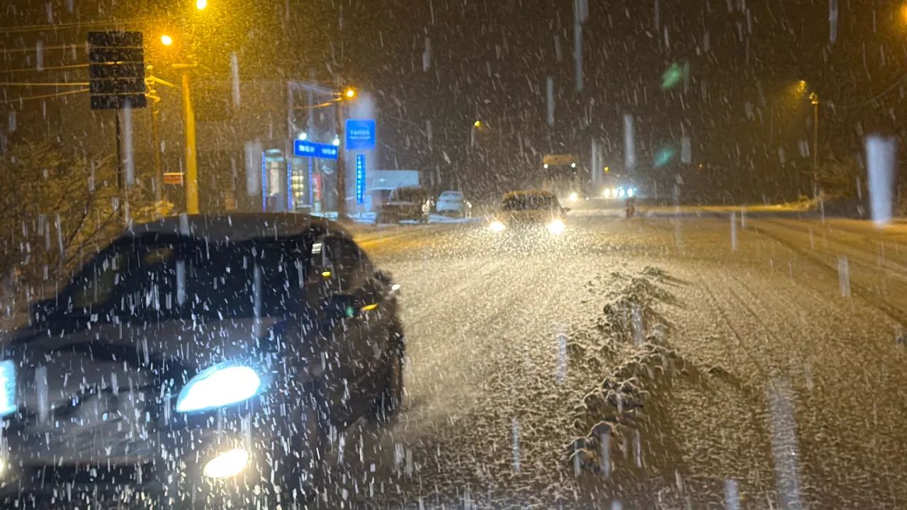 Kar kalınlığı 10 santimi aştı, ekipler teyakkuza geçti