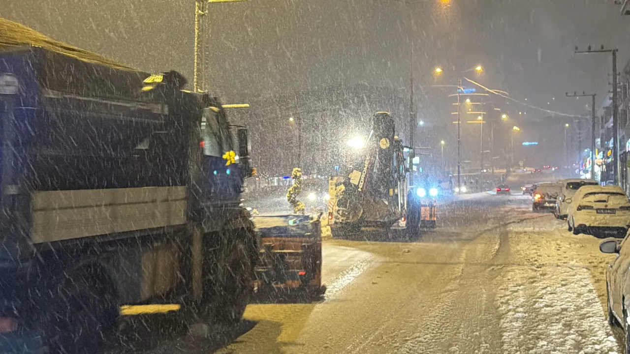 Kar kalınlığı 10 santimi aştı, ekipler teyakkuza geçti