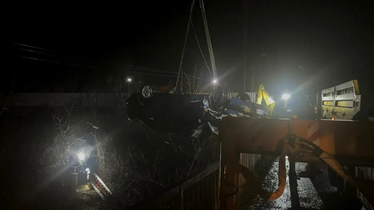 Kocaeli'de kaza! Araba çaya uçtu, baba ve oğlu öldü