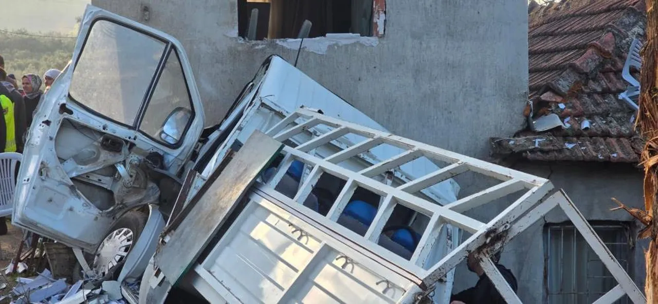 Kontrolden çıkan kamyonet eve çarptı: Sürücü can verdi!