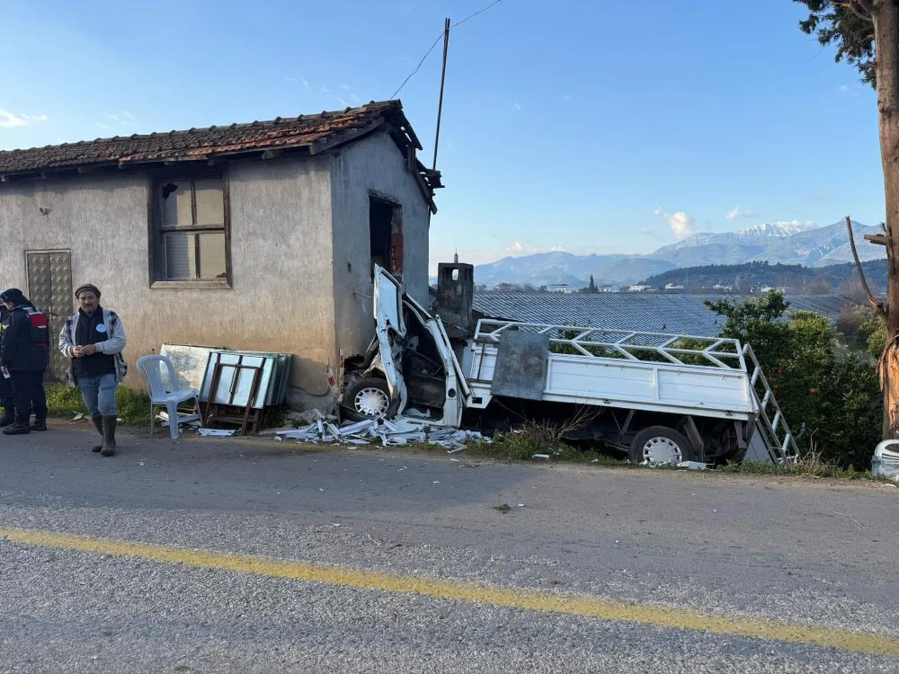 Kontrolden çıkan kamyonet eve çarptı: Sürücü can verdi!