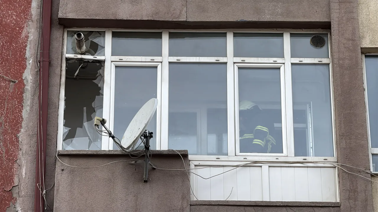 Sivas’ta 5 katlı apartmanda patlayan kombi mahalleyi korkuttu