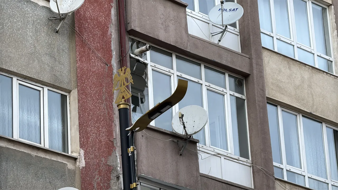 Sivas’ta 5 katlı apartmanda patlayan kombi mahalleyi korkuttu